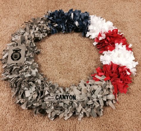 Army Wreath, Military Crafts, Military Wreath, Creative Wreaths, Metal Wreath Frame, Material Wreaths, American Military, Round Door, Fabric Scissors