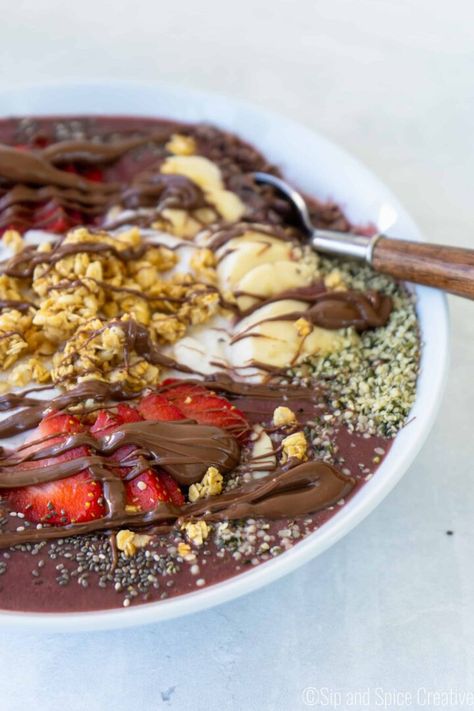 Make that healthy breakfast just a touch more decadent. This Nutella Acai Bowl is delicious, easy and fun! Plus tips for making acai bowls at home super easily. #healthybreakfast #acaibowlrecipe #nutellarecipes Acai Bowl Recipe, Acai Bowls Recipe, Healthy Bowls Recipes, Nutritious Smoothies, Going Vegetarian, Popular Desserts, Nutella Recipes, Smoothie Bowl Recipe, Bowl Recipe