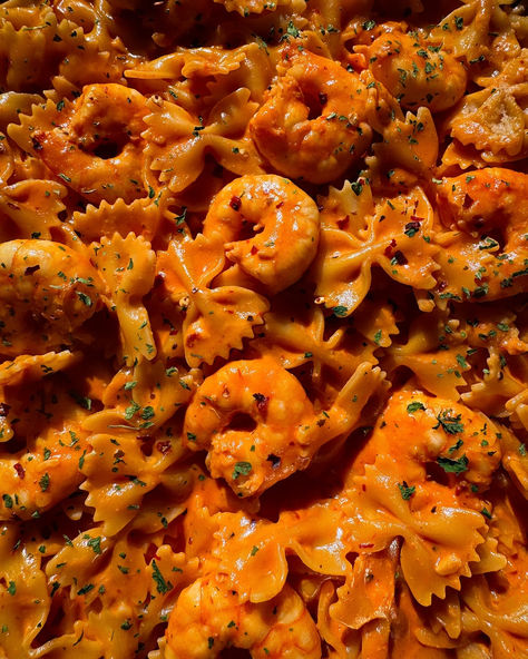 Fancy-But-Easy Shrimp Pasta - This dish is perfect for those nights when you want to feel a lil’ fancy, but don’t have the time or energy. It’s super simple—just boil some pasta, whip up a creamy tomato sauce, toss in some shrimp, and voila! You’ve got a meal that looks and tastes like it came from a fancy restaurant. It’s ridiculously easy and absolutely delicious. So, treat yourself to something special without all the fuss. Shrimp Recipes For Party, Crockpot Hacks, Shrimp Ball, Spicy Shrimp Pasta, Easy Shrimp Pasta, Easy Fast Dinner Recipes, Shrimp And Rice Recipes, Creamy Shrimp Pasta, Creamy Shrimp