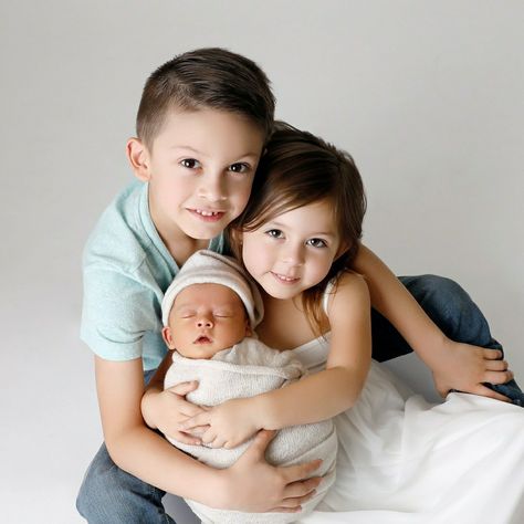 3 Children Photography Poses, 3 Siblings Photography Poses Newborn, Newborn Siblings Photoshoot, Sibling Newborn Photos, Sibling Pictures With Baby, Sibling Portraits, Sibling Newborn Pictures 3 Kids, 1st Month Baby Pictures Ideas, Siblings Photoshoot