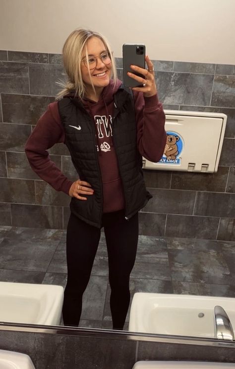 Athletic Leggings Outfit, White Girl Outfits, Basic Girl Outfit, Cute Athletic Outfits, Cute Sporty Outfits, Leggings Outfit Fall, Outfit For School, Simple Outfits For School, Leggings Outfit