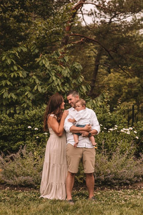 Simple Family Photo Outfits, One Year Old Family Pictures, Boho Family Pictures, Family Pictures With Baby, Boho Family Photos, Family Session Poses, Family Mini Sessions, Family Photoshoot Poses, Family Park