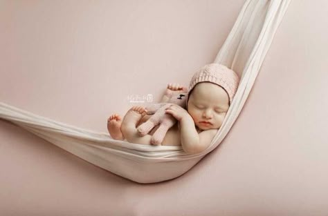 Newborn Hammock Pose, Newborn Swing Photography, Neutral Newborn Photography, Diy Newborn Photography, Newborn Photography Tips, Newborn Photos Boy, Foto Newborn, Baby Photoshoot Boy, Newborn Photography Poses