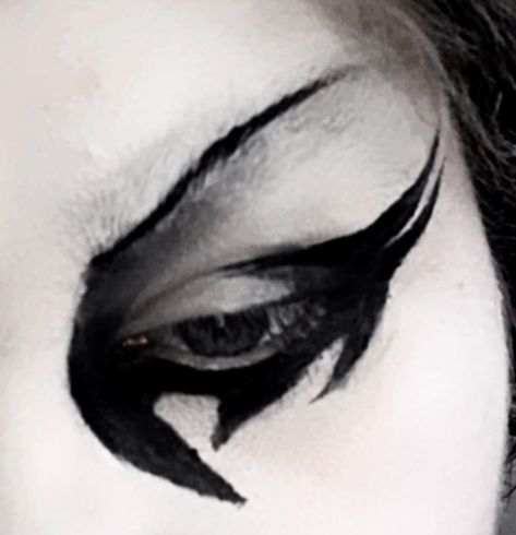 [he/him] trad goth gothic eyeliner graphic liner alternative makeup alt fashion goth boy vampire vampires vampcore y2k punk grunge Male Trad Goth Makeup, Goth Makeup Masculine, Goth Men Makeup, Trad Goth Eyeliner, Vampire Eyeliner, Trad Goth Makeup Men, Goth Liner, Masc Goth Makeup, Goth Makeup Men