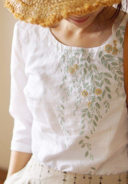 Photo Girls Fashion Tops, New Embroidery Designs, Pola Sulam, Embroidery On Clothes, 자수 디자인, Flower Embroidery Designs, Embroidered Clothes, Embroidery Fashion, Embroidery Inspiration