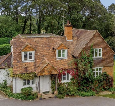 English Style House, Entertaining Room, English Countryside Home, British Houses, Cottage Farmhouse Decor, Floor Office, Open Plan Kitchen Dining, Cottages And Bungalows, Double French Doors