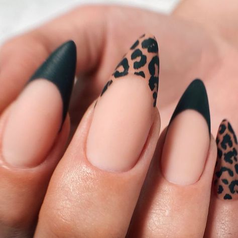 Leopard Almond Nails Cheetah Print, Jaguar Nails Jacksonville, Black Lepord Print Nails, Retro Nail Designs Vintage, Animal Print Almond Nails, Jaguar Print Nails, Black Nails With Leopard Design, Leopard Tip Nails, Black Nails With Cheetah Print