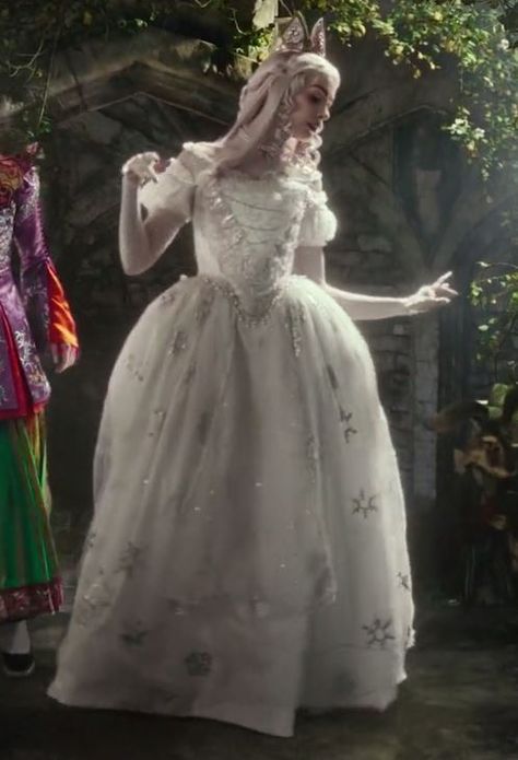 Alice through the Looking Glass: The White Queen White Queen Alice In Wonderland Dress, White Queen Alice In Wonderland Fanart, The White Queen Alice In Wonderland, White Queen Alice In Wonderland Costume, White Queen Aesthetic, White Queen Dress, White Queen Cosplay, Alice In Wonderland White Queen, Harry Potter Dog Costume