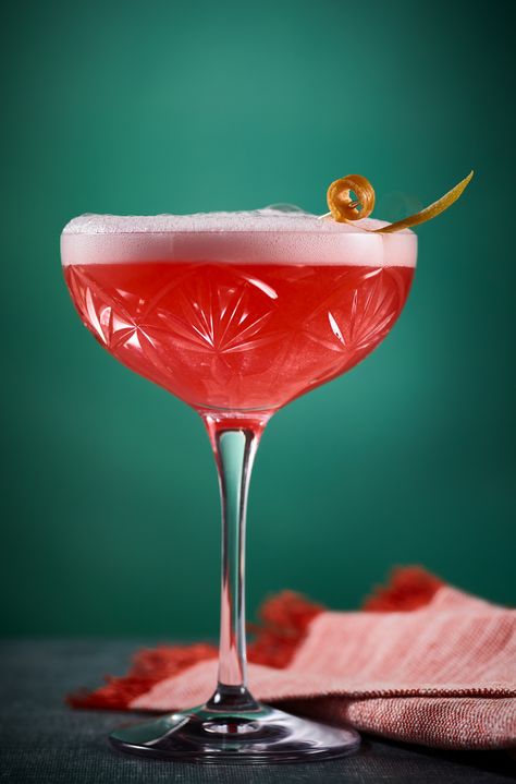 The Ruby: a Grapefruit & Elderflower Cocktail | OHLQ.com Elderflower Martini, Cocktails Made With Vodka, Elderflower Cocktail, Juice Cocktails, Ruby Cocktail, Grapefruit Cocktail, Ruby Red Slippers, Ruby Red Grapefruit, Vodka Cocktail