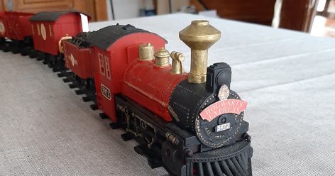 Bulles de Plume: DIY Poudlard Express/Hogwarts Express Hogwarts Express Train Diy, Diy Hogwarts Express, Hogwarts Train, Hogwarts Express Train, Harry Potter 9, Harry Potter Bday, Anniversaire Harry Potter, Harry Potter Christmas, Tree Decorating