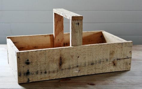 How to build a farmhouse wooden tote with pallet wood | www.knickoftime.net Build A Farmhouse, Wooden Tool Boxes, Scrap Wood Crafts, Into The Wood, Wooden Pallet Furniture, Cool Wood Projects, Wooden Pallet Projects, Recycled Pallets, Scrap Wood Projects