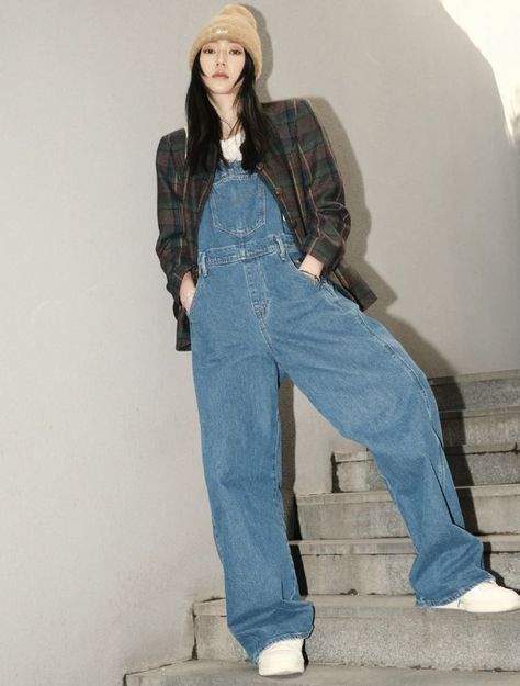 小红书 credits: NyaCheung / overalls from Levi's Winter Denim Overalls Outfit, Overalls With Blazer, Levi’s Overalls Outfit, Levi’s Overalls, Levis Overalls Outfit, Denim Overalls Outfit, Levis Overalls, Overalls Vintage, Overall Outfit