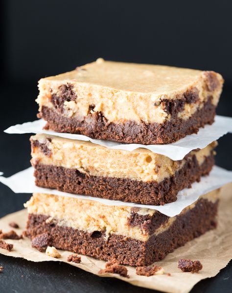 These Peanut Butter Cheesecake Brownies consist of a rich fudgy brownie layer is topped by a smooth peanut butter cheesecake filling. Cheese Cake Brownies, Peanut Butter Cheesecake Brownies, Homemade Brownies Easy, Cheesecake Brownies Recipe, Yummy Pie Recipes, Resep Brownies, Smooth Peanut Butter, Cheesecake Brownie, Cheesecake Toppings