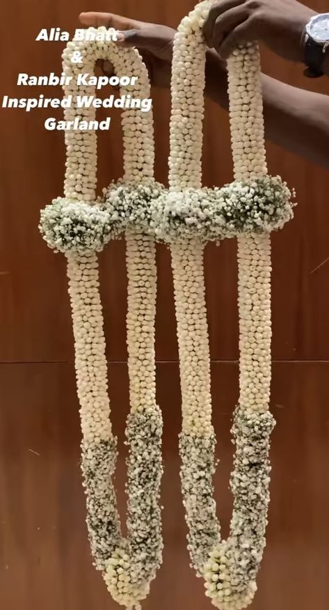 Varmala Ideas Indian Weddings, Jaymala For Wedding, Varmala Ideas, Garland Wedding Indian, Wedding Mala Rose, Wedding Varmala, Rose Garland Wedding, Door Flower Decoration, Wedding Mala