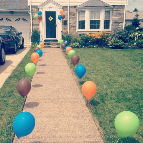 Balloon Walkway Party Walkway Ideas, Balloon Walkway, Balloons On Sticks, Ballon Diy, Backyard Birthday Parties, School Fair, Corporate Event Design, Walkways Paths, Backyard Birthday