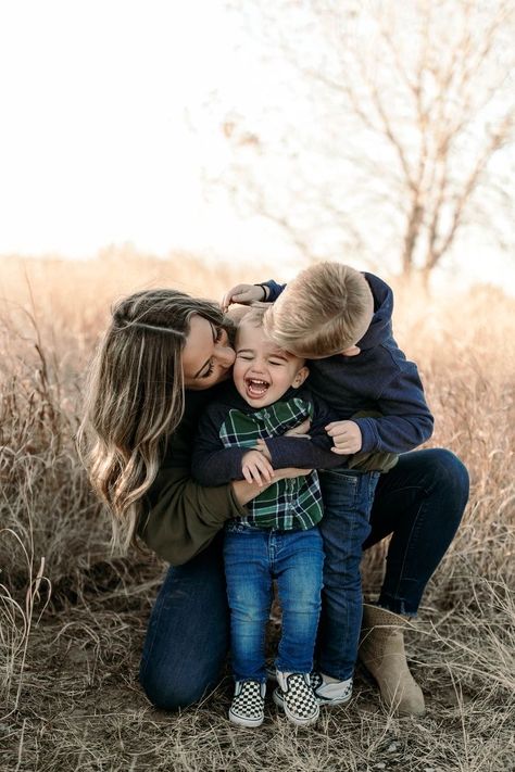 Mom And Son Photo Ideas Outdoor, Mom And Two Kids Poses, Mom And Boys Photoshoot, Mother And Sons Photoshoot, Mom And Sons Photoshoot, Family Pictures With Toddler, Single Mom Family Pictures, Dad Son Photography, Boy Mom Pictures