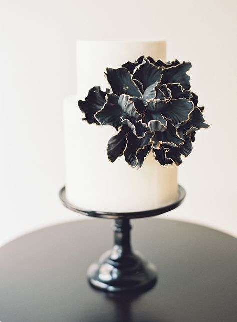 Modern Black Wedding Cake, White Cake Black Flowers, White Cake With Black Flowers, Black Wedding Cake With Flowers, Small Black Wedding Cake, Black Flower Cake, Wedding Spritz, White Black Wedding Cake, Chic Birthday Cake