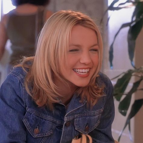 i watched crossroads the other day and i must say it wasn’t that bad! i’m convinced all those people who hated it hate fun or is a man (this was clearly a movie for the girlies ofc you wouldn’t get it) britney was super adorable and i loved hearing her songs and you can tell she had a lot of fun filming it 🎀🫧🤍 Britney Spears Hair, 2000s Hair, Britney Spears Pictures, 90s Girl, Dream Hair, Aesthetic Hair, Blonde Highlights, Balayage Hair, Spears