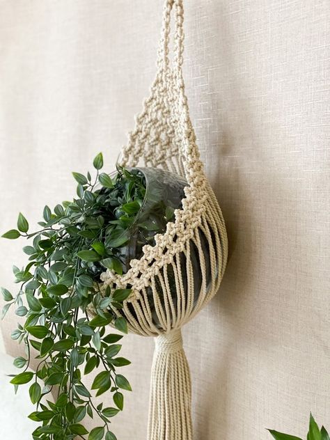 Diy Macrame Plant Hanger Tutorials, Beige House, Pola Macrame, Macrame Plant Hanger Tutorial, Macrame Plant Hanger Patterns, Plant Hanging, Macrame Planter, Diy Macrame Plant Hanger, House Aesthetic