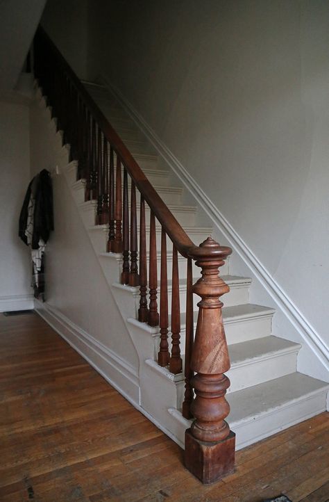 Greek Revival Staircase, British Staircase, Country Cottage Staircase, Old Fashioned Staircase, Antique Stair Railing, Cottage Bannister, Old Wood Staircase, Modern Cottage Staircase, Observatory Room