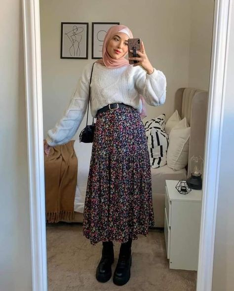 Floral Skirt Outfits Hijab, Turtle Neck And Skirt Outfit, Skirt Outfits Hijab, Brown Skirt Outfit, Long Brown Skirt, Floral Skirt Outfits, Modest Winter Outfits, New Hijab, Hijabista Fashion