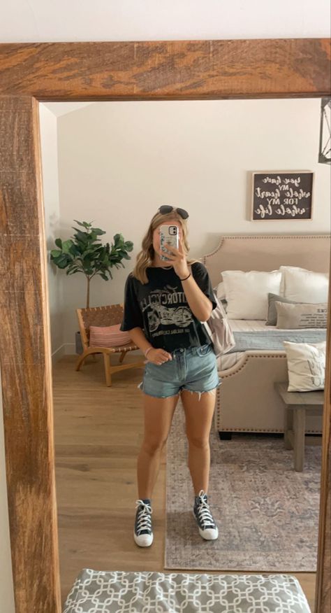 Casual Shorts And Tee Outfit, Summer Outfits Black Converse, Converse With Shorts Outfit, Summer Outfits With Black Converse, Summer Outfits With White Converse, Basic Jean Shorts Outfit, Jean Shorts And Converse Outfits, Modest Jean Shorts Outfit, High Top Converse Outfits Shorts