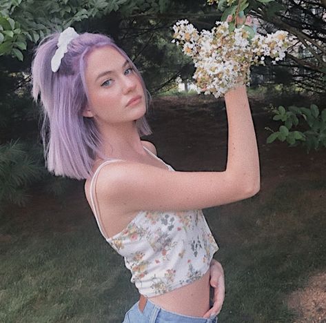 Lilac Purple Hair Color, Outfits With Purple Hair, Purple Hair Outfit Ideas, Lilac Hair Pastel, Purple Hair Hairstyles, Purple Hair Outfit, Lilac Purple Hair, Pastel Lilac Hair, Lilac Hair Color