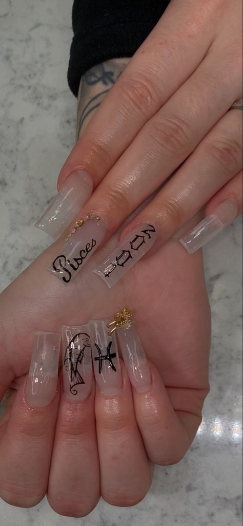 Graduation Nail Art 2023, 24th Birthday Nail Designs, Birthday Pisces Nails, 27 Birthday Nails, Pink Pisces Nails, 20 Nails Birthday, Pieces Zodiac Nail Designs, Birthday Nails 20 Years Old, Aires Birthday Nails