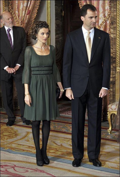 Los 10 peores looks de Doña Letizia Princess Letizia, Estilo Real, Familia Real, Extraordinary Women, Queen Dress, Royal Princess, Princesa Diana, Family Fashion, Queen Letizia