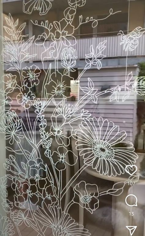 White Marker Window Art, Floral Window Art, Flower Window Art, Drawing On Windows Ideas, Floral Window Painting, Window Art Spring, Window Painting Spring, Flower Window Painting, Easter Window Art