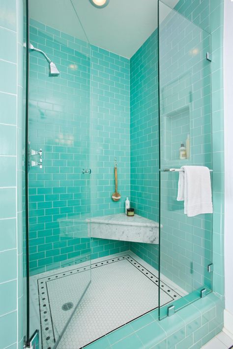 Lovely rug effect Village Bathroom, Tile Shower Niche, Turquoise Bathroom, Traditional Bathroom, House Bathroom, Bath Remodel, White Bathroom, Bathroom Makeover, Shower Tile