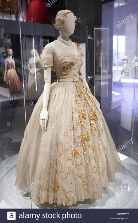 Princess Margaret Dress, 1950s Dior Dress, Houte Couter, Dior Wedding Dress, Dior 1947, Dior Designer Of Dreams, Dress Texture, Ballroom Blitz, Body Aesthetics