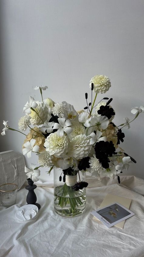 Spooky Western, Modern Chic Wedding, Bouquet Bride, Birthday Dinner Party, Bridal Bouquet Flowers, Wedding Money, Random Inspiration, Flowers Aesthetic, Wedding Vibes