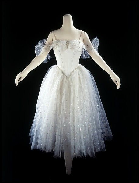 Costume for Giselle in Act II worn by Alicia Markova, 1953 Ballet Costumes Tutus, Ballet Giselle, Nutcracker Costumes, Tutu Ballet, Fancy Clothes, Ballet Clothes, 파티 드레스, Theatre Costumes, Royal Ballet