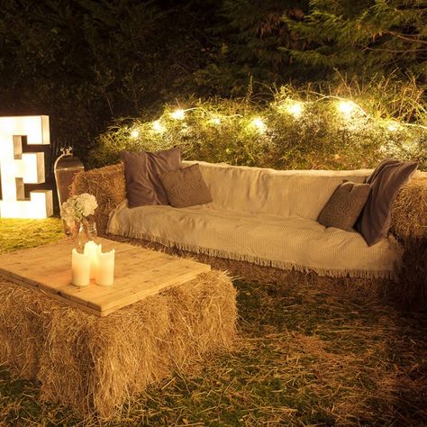 Hay Bale Wedding, Hay Bale Seating, Barn Party, Deco Champetre, Country Party, Field Wedding, Barn Parties, Aisle Decorations, Barn Dance