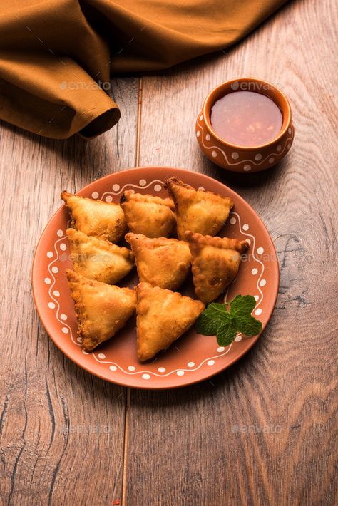 Mini Samosa, Tomato Ketchup, Indian Snack Recipes, Indian Snacks, Samosa, Pretzel Bites, Tater Tot, Ketchup, Snack Recipes