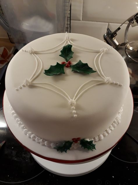 Traditional Christmas Cake Decoration, Christmas Cake Fondant Decorating Ideas, Christmas Cake Ideas Elegant, Cute Christmas Cakes, Christmas Cakes Ideas Decoration, Xmas Cake Decorating, Yule Sabbat, Christmas Gift Cake, Traditional Christmas Cake