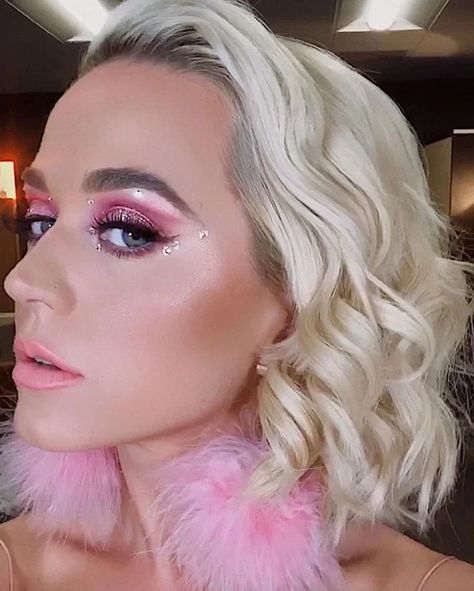 Katy Perry’s ‘Euphoria’-Inspired Makeup Look With Crystals: Pics Katy Perry Makeup, Rosa Make-up, Make Up Color, Crystal Makeup, Rhinestone Makeup, Pink Eye Makeup, Celebrity Makeup Looks, Dance Makeup, Makeup Eye Looks