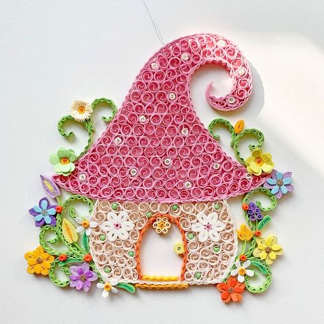 Quilling House, Quilling Images, Wall Hanging Paper Craft, Hanging Paper Craft, Diy Paper Wall Hanging, Diy Quilling Crafts, Quilling Flower Designs, Quilling Projects, Paper Quilling Earrings