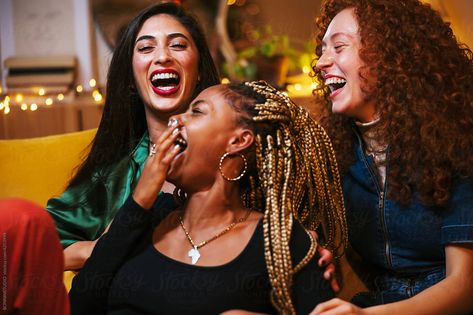 Women Gathering Photography, Female Friend Group, Women Laughing Together, Group Laughing, Group Of Female Friends, Bestie Shoot, Women Having Fun, Woman Having Fun, Celebrating New Year