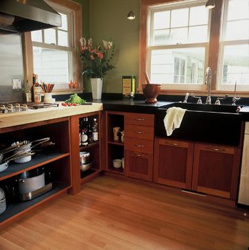 Black Kitchen Counter Tops, Backsplash With Wood Cabinets, Black Granite Backsplash, Black Kitchen Counter, Kitchen Black Counter, Rust Kitchen, Butcher Block Counters, Black Granite Kitchen, Modern Black Kitchen