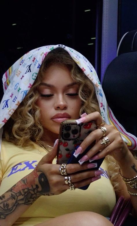 Wealthy Woman, Celebrity Selfies, Louis Vuitton Scarf, Best Winter Outfits, Wealthy Women, Pink Lifestyle, Blonde Curly Hair, Chill Fits, Female Rappers