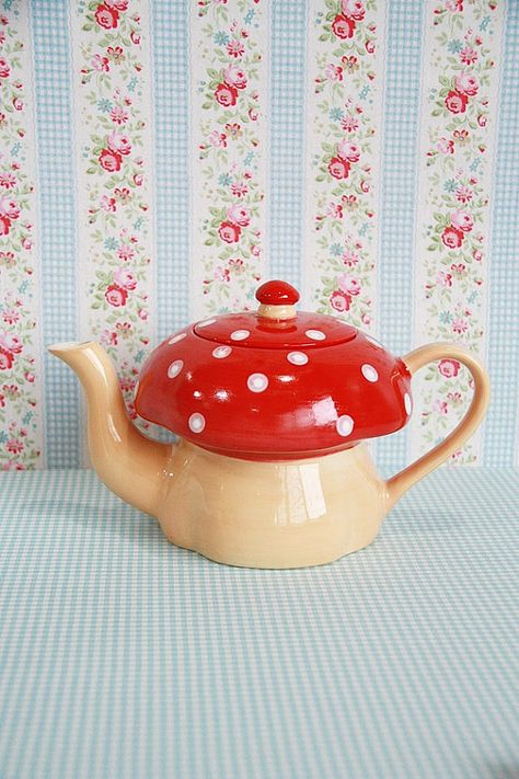 Cool Teapots Ceramics, Cottagecore Tea Set, Cool Tea Pots, Cottage Core Teapot, Cute Teapot Aesthetic, Teapots Aesthetic, Cute Ceramic Teapots, Mushroom Tea Set, Tea Pot Set Ceramics