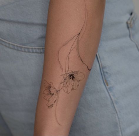 Feminine Tattoos Flowers Delicate, Flower Lines Tattoo, Curved Tattoo Placement, Dainty Back Of Arm Tattoo Women, Microrealism Tattoo Back, Flowy Tattoos For Women, Inner Forearm Flower Tattoo Women, Back Of The Arm Flower Tattoo, Flowy Botanical Tattoo