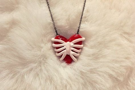 Cool Clay Jewelry, Clay Rib Cage, Clay Necklaces Diy, Clay Art Necklace, Things To Do From Clay, Clay Necklaces Ideas, Charms To Make Out Of Clay, Clay Crafts Necklace, Stuff To Make From Clay