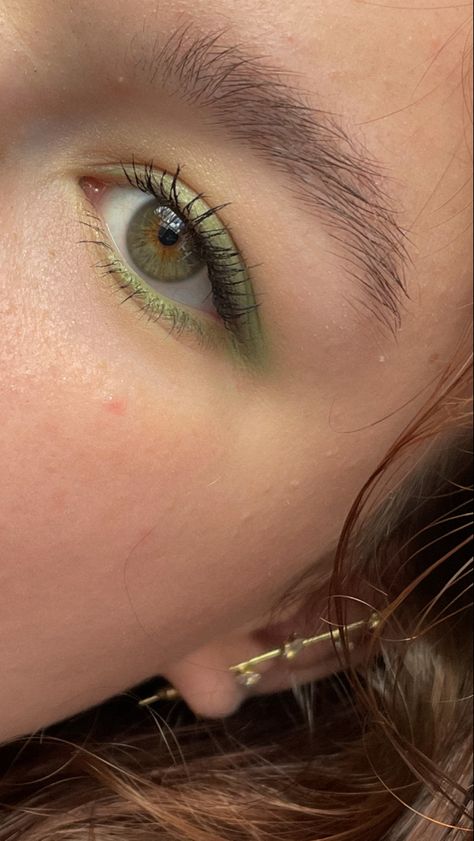 Daily Eyeliner Natural, Unique Simple Makeup, Green Makeup Looks Hooded Eyes, No Eyeliner Eyeshadow Looks, Colorful Natural Makeup, Minimalist Eyeshadow Looks, Makeup Inspo Eyeshadow, Everyday Colorful Eyeshadow, No Liner Eye Makeup