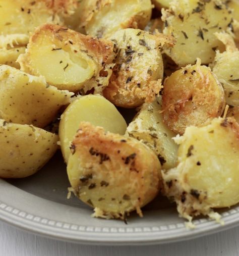 Baked sliced petite yellow potatoes, topped with shredded parmesan cheese served on a plate. Yellow Potatoes Recipes, Potatoes With Parmesan Cheese, Gold Potato Recipes, Recipes With Parmesan Cheese, Parmesan Potato, Vegetable Side Dishes Healthy, Glazed Sweet Potatoes, Parmesan Cheese Potatoes, Crock Pot Potatoes