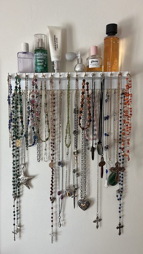 instagram is oliviabuoni Jewlerie Organizer, Jewelry Storage Aesthetic, Room Jewelry Organization, Jewelry Hanger Diy, Bedroom Alter, Organizing Ideas Bedroom, Organizing Jewelry Ideas, Jewlrey Organization, Necklace Hanger Diy