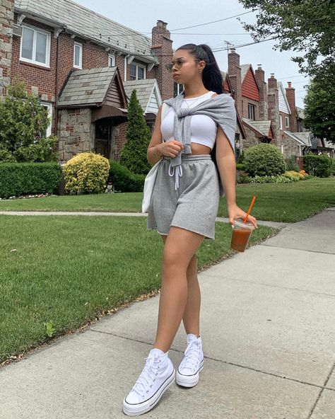 Outfit Ideas With White Crop Top, Light Grey Shorts Outfit, Grey Shorts Outfit Baddie, Sweat Pant Shorts Outfit, Grey Shorts Outfit Summer, Gray Sweatshorts Outfit, Ootd Short Pants, Grey Sweatshorts Outfit, Grey Sweat Shorts Outfit