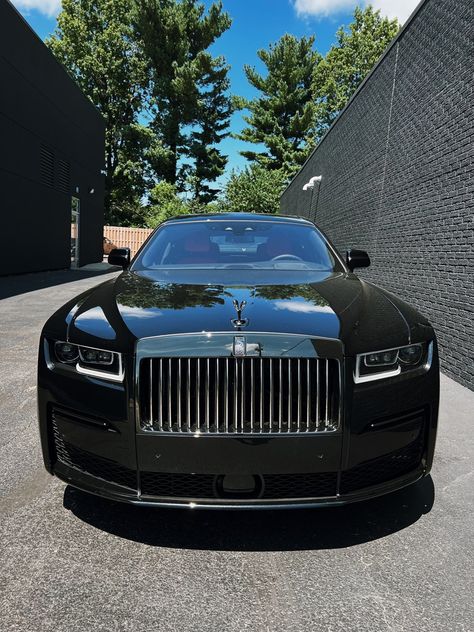 Rolls Royce Cullinan Black, Rolls Royce Suv Cullinan, Rols Roys Car Black, Demon Car, Rolls Royce La Rose Noire, Cars Rolls Royce, Rolls Royce Aesthetic Girl, Most Luxurious Car, Cars Tattoo